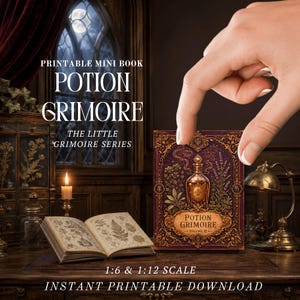 Può includere: Un libro in miniatura intitolato Potion Grimoire Volume III con una copertina viola e oro raffigurante una boccetta. Il testo recita Printable Mini Book Potion Grimoire The Little Grimoire Series 1:6 & 1:12 Scale Instant Printable Download.