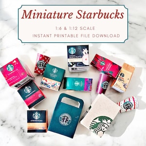 Puede incluir: Una colección de productos de café Starbucks en miniatura, que incluyen tazas, cajas y bolsas, en varios colores y diseños. Los productos están dispuestos sobre una superficie de mármol blanco. El texto "Miniature Starbucks" y "1:6 & 1:12 SCALE" es visible en la parte superior de la imagen.