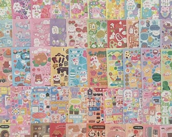 以下が含まれることがあります： 動物、食べ物、家庭用品、テキストなど、さまざまなカラフルで小さなイラストが描かれた長方形のステッカーシートのコレクション。シートはグリッド状に配置されており、パステルカラーや鮮やかなカラーパレットが多様に展開されています。