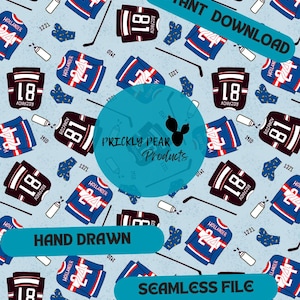 Pode incluir: Um padrão sem costura com camisas de hóquei, meias, tacos de hóquei e garrafas de água em um fundo azul claro. As camisas são azul marinho e marrom com detalhes em branco e vermelho. O texto inclui "Download instantâneo", "Desenhado à mão" e "Arquivo sem costura".
