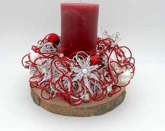 Advent arrangement with LED lights and one candle, color red-silver