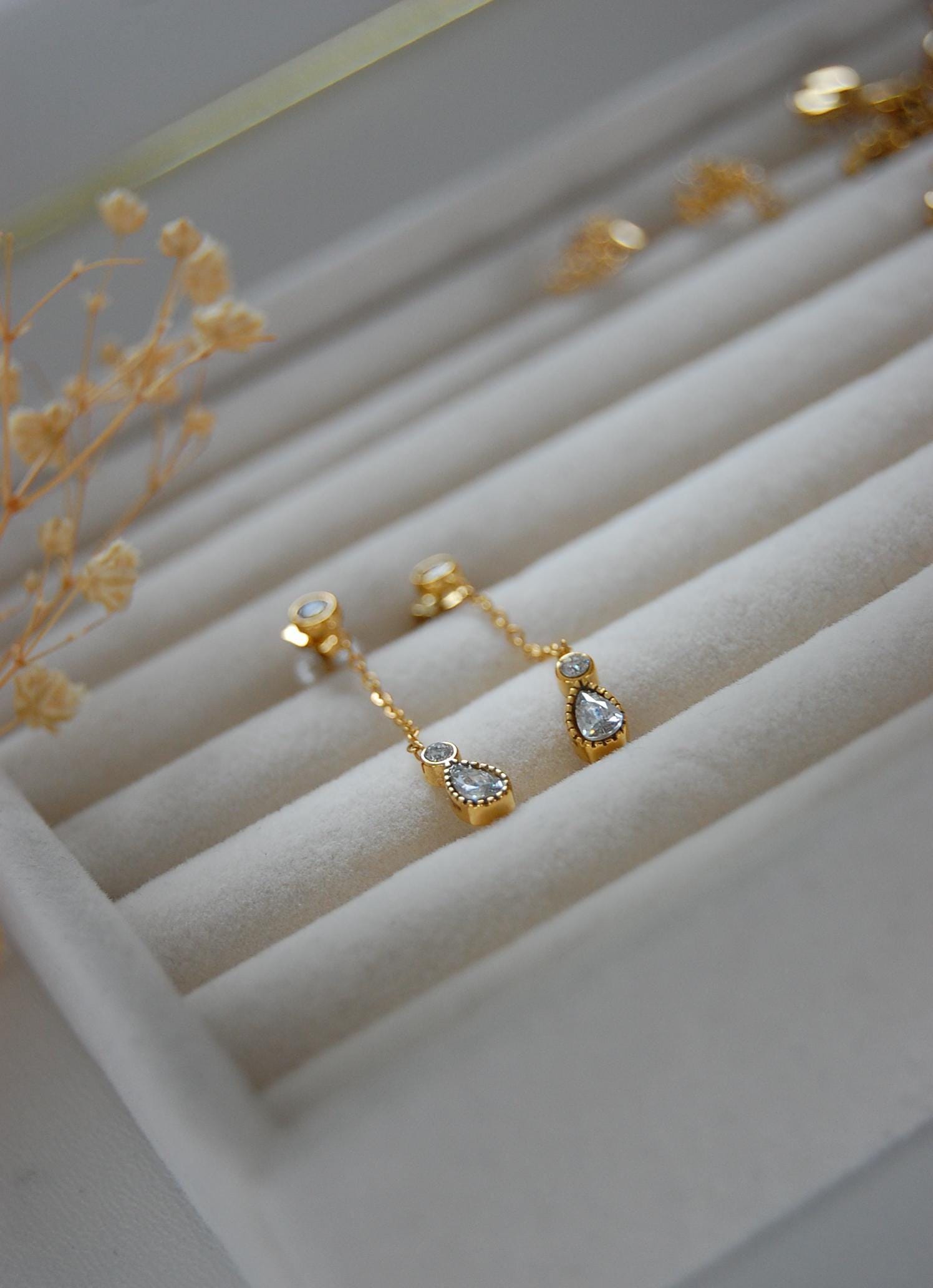 Orecchini Donna Placcati Oro 18K Con Zircone Trasparente 6 Mm - Eleganti E Anallergici - Regalo In Sacchetto Di Organza