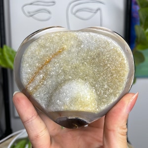 Corazón de ágata hinchado súper lindo con un interesante druzy botrioidal en la parte inferior
