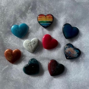 Kundenspezifische Harz-Herzmagnete - handgemachte Kühlschrankmagnete, individuelles Geschenk, buntes Herzdekor, Harz-Kunst-Magnet-Set