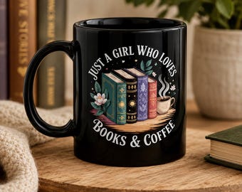 Puede incluir: Una taza de cerámica negra con una ilustración colorida de cuatro libros apilados y una taza de café humeante, rodeada de detalles florales. El texto "JUST A GIRL WHO LOVES BOOKS & COFFEE" está impreso en letras blancas en arco sobre el diseño.
