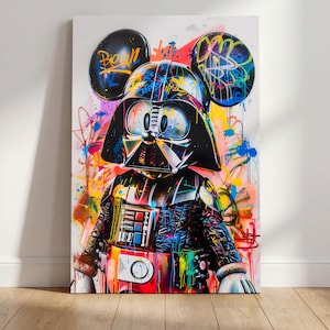 Op de afbeelding: Een levendige canvas print met een mix van Darth Vader en Mickey Mouse. Het kunstwerk toont een zwarte helm en pak met kleurrijke graffiti-accenten. De achtergrond is bespat met heldere verf, wat een opvallend ontwerp creëert.