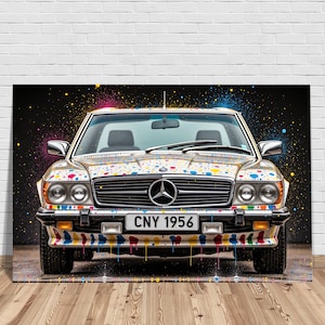 Puede incluir: Un coche Mercedes-Benz vintage con carrocería blanca, adornado con salpicaduras de pintura coloridas. El coche tiene una parrilla cromada y la matrícula dice "CNY 1956". El fondo es un espacio oscuro con formas de estrellas coloridas.
