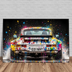 Puede incluir: Obra de arte colorida que muestra la vista trasera de un coche deportivo Porsche. El coche está pintado con vibrantes salpicaduras de azul, amarillo, rojo y verde. La matrícula dice "031 N9T".