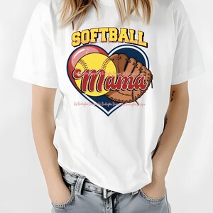 Softball Mama Heart | Graphique de softball | Sports scolaires | Femmes dans le sport | Fichier PNG d'art numérique prêt pour la sublimation | Téléchargement instantané