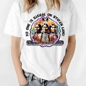 Nessuno è illegale sulla terra rubata. Camminiamo sulla terra natia / Popoli indigeni / File PNG di arte digitale pronto per la sublimazione / Download immediato