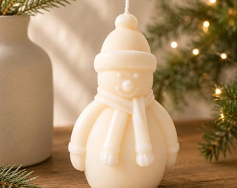 Pode incluir: Uma vela em forma de boneco de neve na cor creme. A vela apresenta um chapéu, um cachecol e um rosto sorridente. É uma decoração festiva para as festas de inverno. A vela é feita de cera e tem um pavio na parte superior.