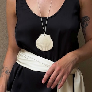 Halsband med vitt pilgrimsmussla i keramik [maxi]
