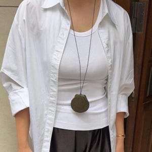 Collier en céramique de coquilles Saint-Jacques ou de pétoncles [maxi] : argile noire avec une nuance brunâtre naturelle