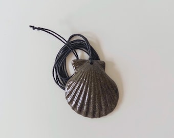 Scallop Shell Necklace [mini] – Black Clay with a Natural Brownish Shade