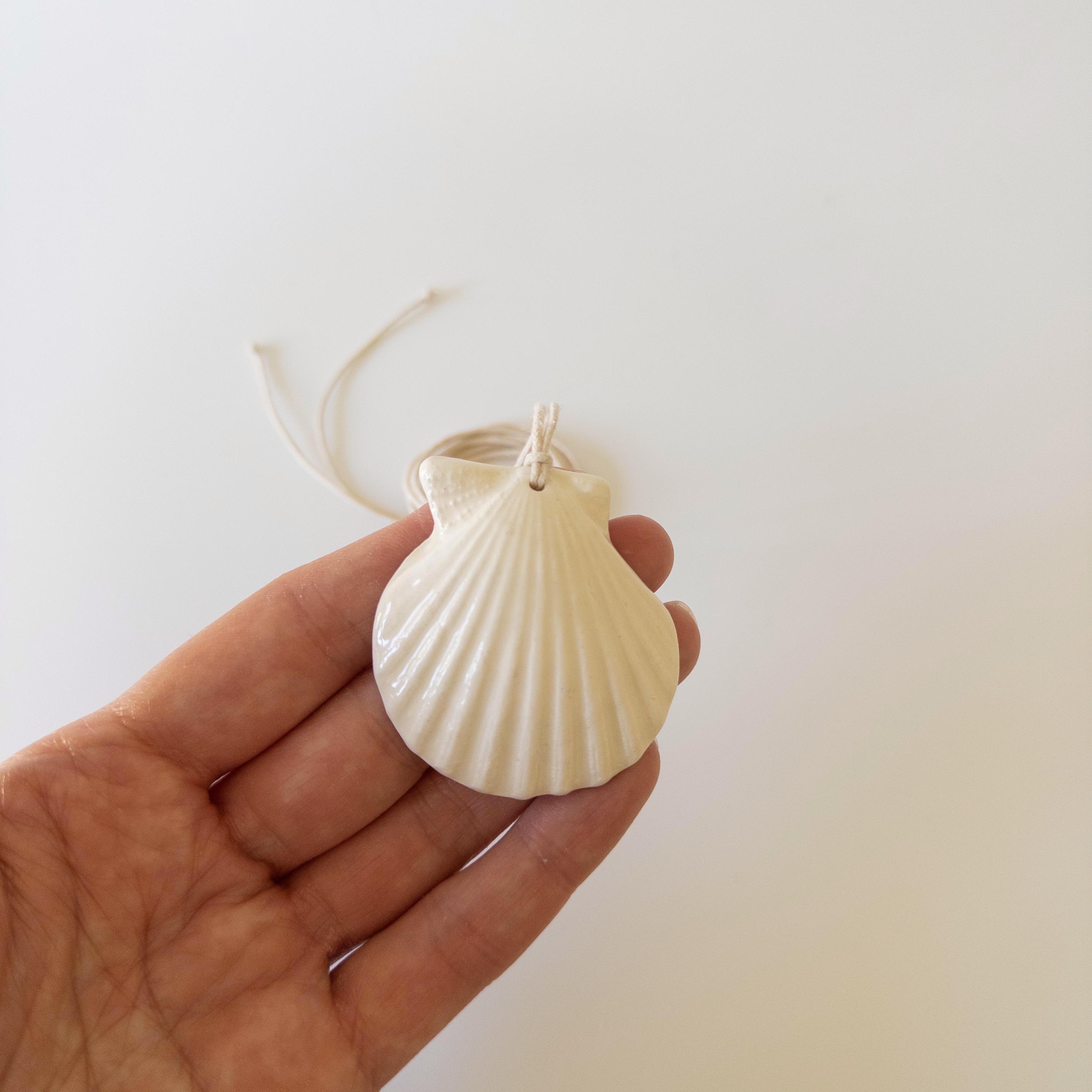 White Scallop Shell Necklace [mini]