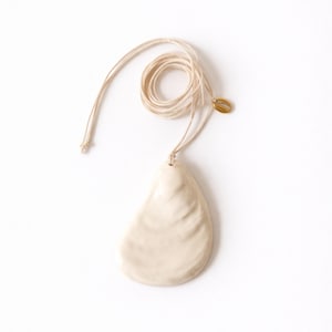 ホワイトオイスターシェルペンダント