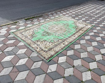 Green Turkish Uşak Rug: Vintage Boho Farmhouse Carpet (6x9,3 FT)