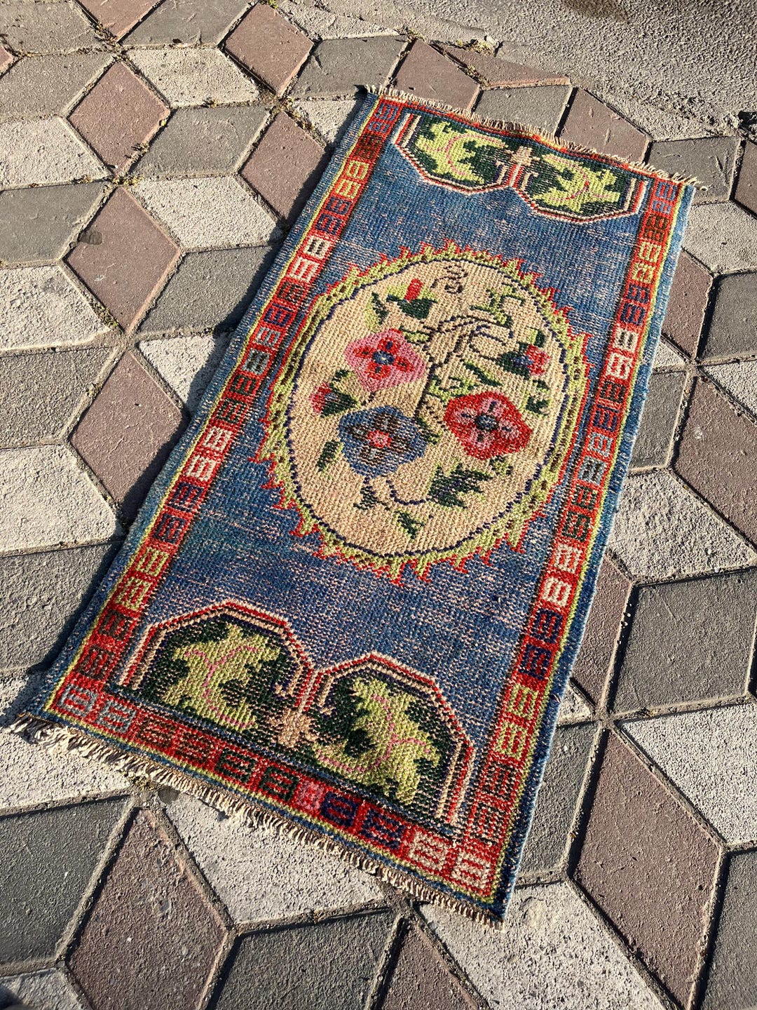 ヴィンテージトルコラグ：青い花柄の玄関マット、小さなアクセントラグ