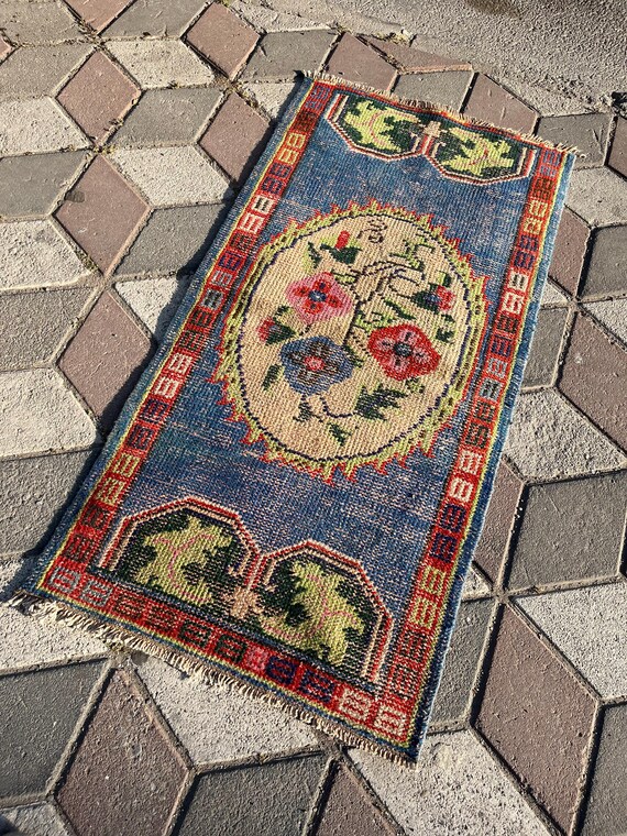 ヴィンテージトルコラグ：青い花柄の玄関マット、小さなアクセントラグ