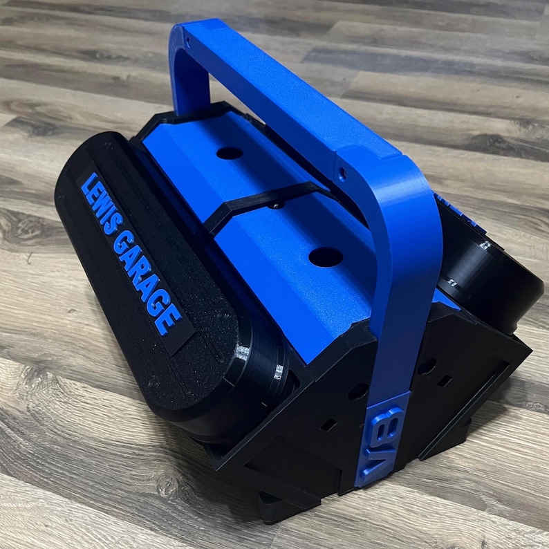 Pode incluir: Uma caixa de ferramentas azul e preta com uma al&ccedil;a e as palavras "Lewis Garage" e "VB" impressas nela.