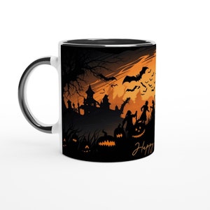 Puede incluir: Taza de cerámica blanca con interior y asa negros. La taza presenta un diseño temático de Halloween con un castillo espeluznante, murciélagos y calabazas contra un fondo naranja y negro. Las palabras "Happy Halloween" están escritas en la taza.