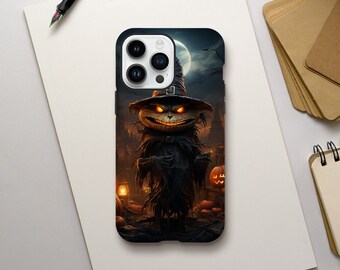 Könnte beinhalten: Schwarze Handyhülle mit einer Halloween-Illustration. Das Design zeigt eine gruselige Kreatur mit leuchtend orangefarbenen Augen und einem finsteren Grinsen, die einen Hexenhut trägt, vor dem Hintergrund einer Geisterstadt unter Vollmond.
