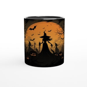 Puede incluir: Taza de Halloween negra y plateada con la silueta de una bruja con un bastón, rodeada de murciélagos, calabazas y árboles contra un atardecer naranja. La taza tiene interior negro y borde plateado.