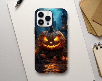 Könnte beinhalten: Eine schwarze Handyhülle mit einem Halloween-Motiv. Das Kunstwerk zeigt einen leuchtenden Kürbis mit einem unheimlichen Ausdruck, vor einem dunklen, gruseligen Hintergrund mit einem Schloss. Kleine Kürbisse und Kerzen sind ebenfalls zu sehen.