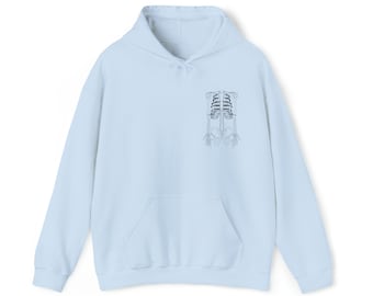 Peut inclure: Un sweat à capuche bleu clair avec un squelette noir et blanc sur le devant.