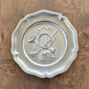Vintage Zinn Teller Horn & Jagd Gepresst Motiv Dekorative Platte Deutsch Zinn Geprägte Engel Alter Patina Wandbehang Sammlerstück Kunst