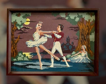 Tapisserie de ballet du Lac des cygnes, vintage des années 1960, encadrée, grande couture rare, art mural cousu main, ballerine Semco moderne du milieu du siècle