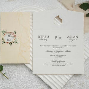 Cremefarbene einteilige Einladungskarten mit Blumendekorationen Einzigartige Tageseinladungskarten mit Monogramm und Schrift Verlobungseinladung