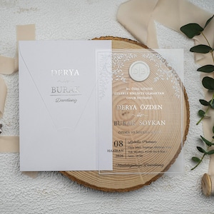 Moderne silberfarbene vergoldete Hochzeitseinladungskarten, weiße und silberne Blumeneinladung mit weißem Wachssiegel, transparente Einladung aus klarem Acryl