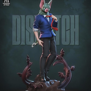 Puede incluir: Una figura de un personaje murciélago antropomórfico con blazer azul, camisa blanca y pantalones negros, sosteniendo una corbata roja. El personaje tiene un hocico rosa y orejas puntiagudas, sobre una base rocosa con pequeñas esculturas de murciélagos.