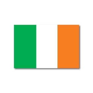 Puede incluir: La bandera de Irlanda, un diseño rectangular con tres franjas verticales. La franja izquierda es verde, el centro es blanco y la franja derecha es naranja. La bandera está sobre un fondo blanco.