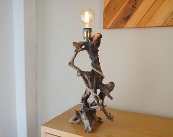 Lampada da tavolo in legno / Driftwood antropomorfo / Lampada da comodino / Arredamento della fattoria / Illuminazione della fattoria / Illuminazione rustica / Arredamento alternativo