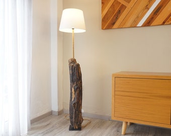 Lampadaire en bois fabriqué à partir d'une vieille bûche de chêne | Lampadaire rustique | Décoration de ferme | Éclairage de ferme | Éclairage rustique | Lampe en bois flotté