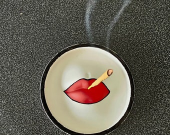 Mouth-shaped incense holder