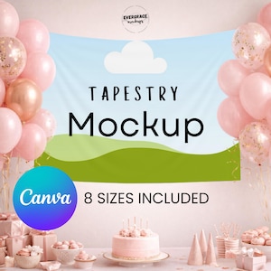 Op de afbeelding: Een tapestry mockup met een blauwe lucht en groene heuvels ontwerp. De woorden "TAPESTRY Mockup" worden in het zwart weergegeven. De afbeelding bevat roze ballonnen, een taart en het Canva-logo, met de tekst "8 SIZES INCLUDED".