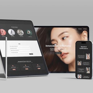 Może przedstawiać: Tablet, monitor i smartfon wyświetlają interfejs strony internetowej. Tablet pokazuje informacje o produkcie, monitor wyświetla twarz kobiety z napisem "Innovative Solutions", a telefon pokazuje nagrody i certyfikaty.