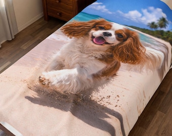 Cavalier King Charles-spaniël van Blenheim rent op tropisch strandstrand fluwelen pluche deken
