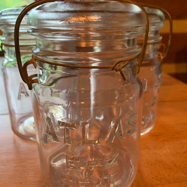 Atlas E-Z Seal Clear Pint Mason Jar with wire closure. Total=3.              Lot 8