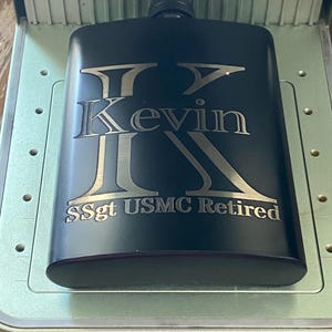 8 oz. Op maat gegraveerde zwarte roestvrijstalen fles, zwarte fles voor mannen, bruidsjonkers, fles voor hem, cadeau vader, militaire eerstehulpverleners.