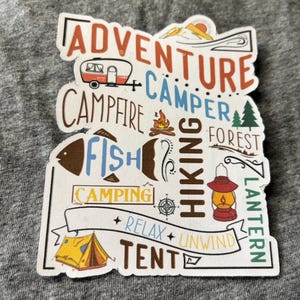 L'aventure vous attend : autocollant en vinyle sur le thème du camping