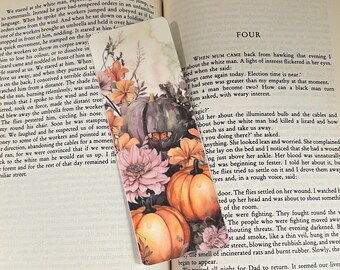 Herfstbladwijzer met bloemen en pompoen – warme herfsttinten voor boekenliefhebbers