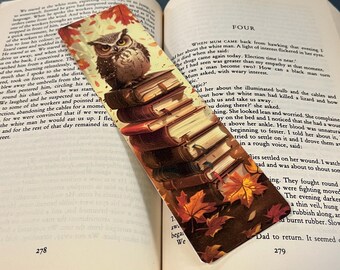 Marcapáginas de búho sabio sobre libros / Accesorio de lectura otoñal / Animal acogedor del bosque y arte de biblioteca vintage