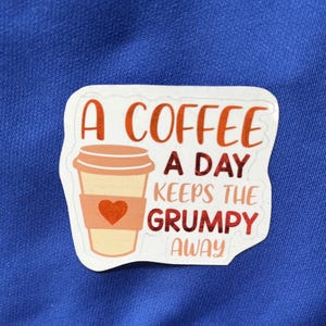 Pegatina "Un café al día te mantiene de mal humor": cafeína para mejorar el ánimo de los amantes del café