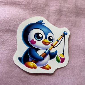 Süßer Fischen Pinguin Sticker - Lustiges Outdoor & Abenteuer Thema