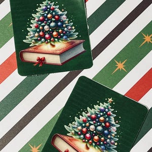 Festlicher Weihnachtsbaum auf einem Buchaufkleber
