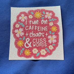 Caféine, chaos et gros mots - Sticker scintillant impertinent pour les reines de la galère